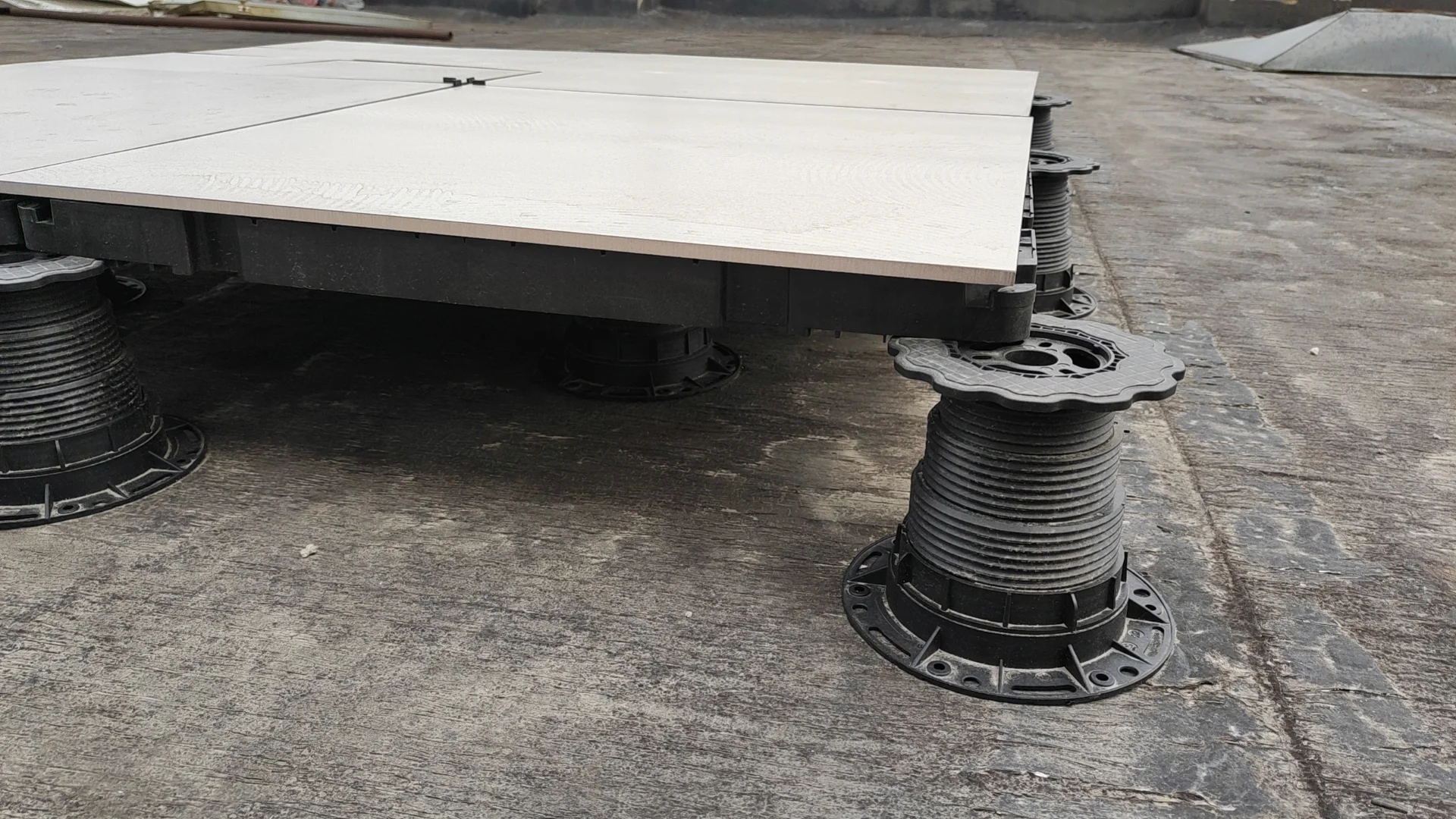 Rooftop garden insulation layer raised by Homedin Series C economy pedestals